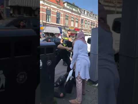 Moroccan woman got beaten by the Dutch police/ Marokkaanse vrouw krijgt een trap van de politie.